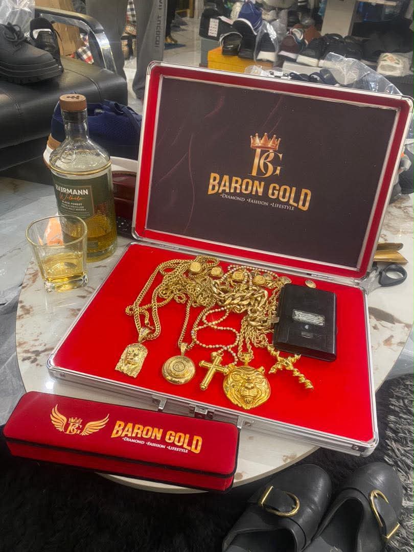Baron Gold case with multiple gold pieces