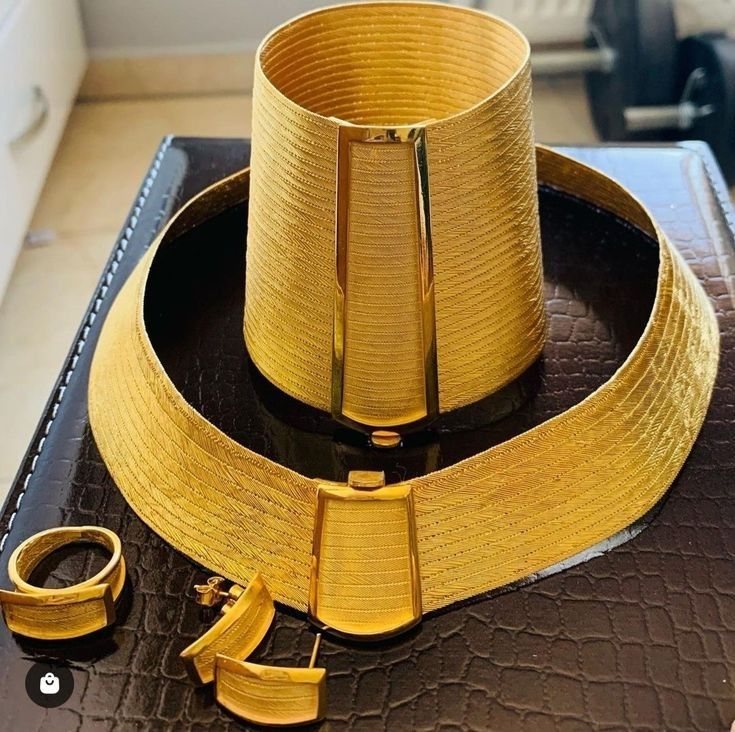Polished gold finishing